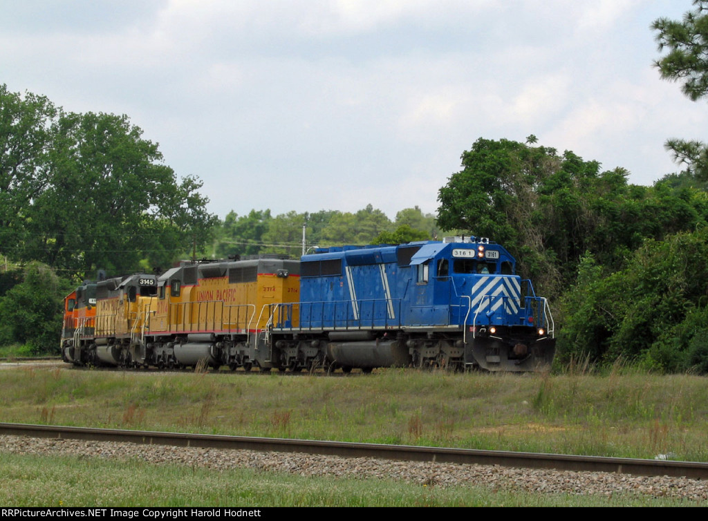 CEFX 3161 leads a CSX train towards the yard